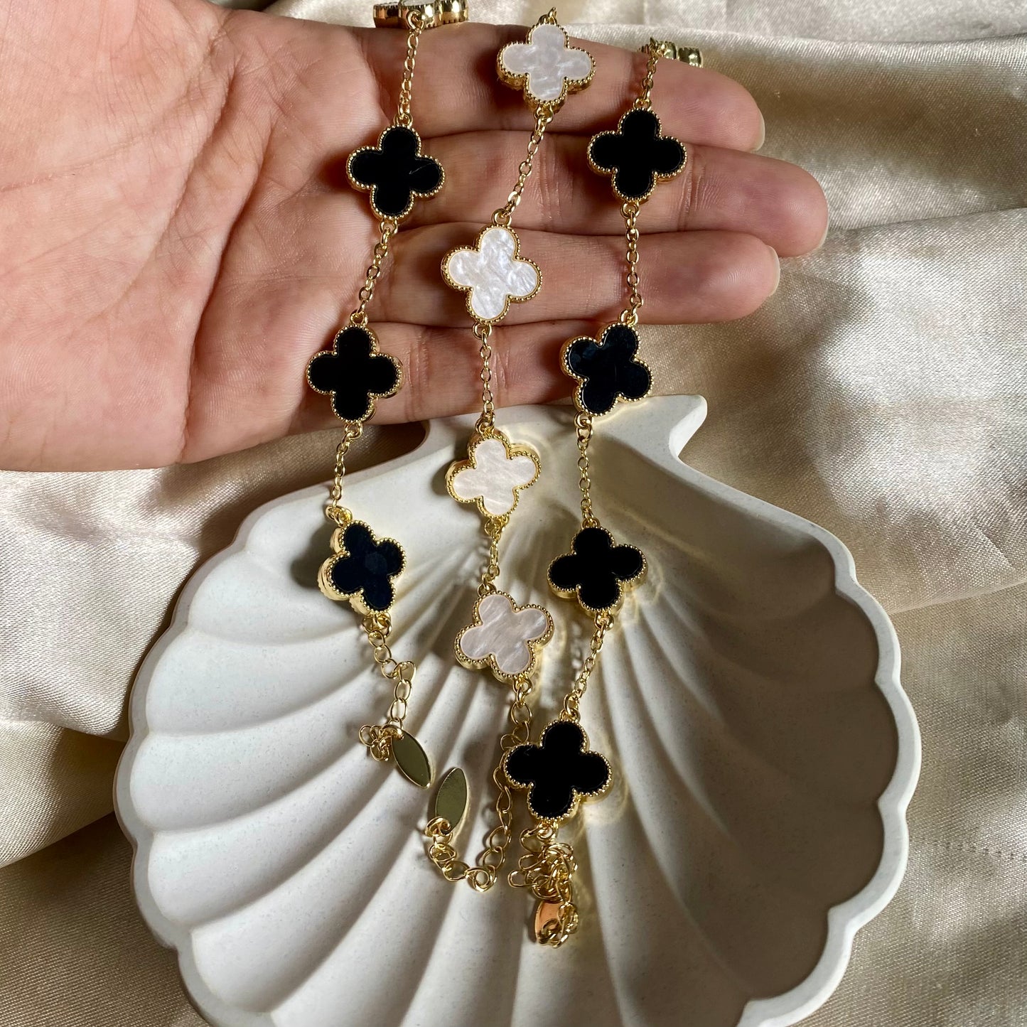 Pulsera trébol B/N