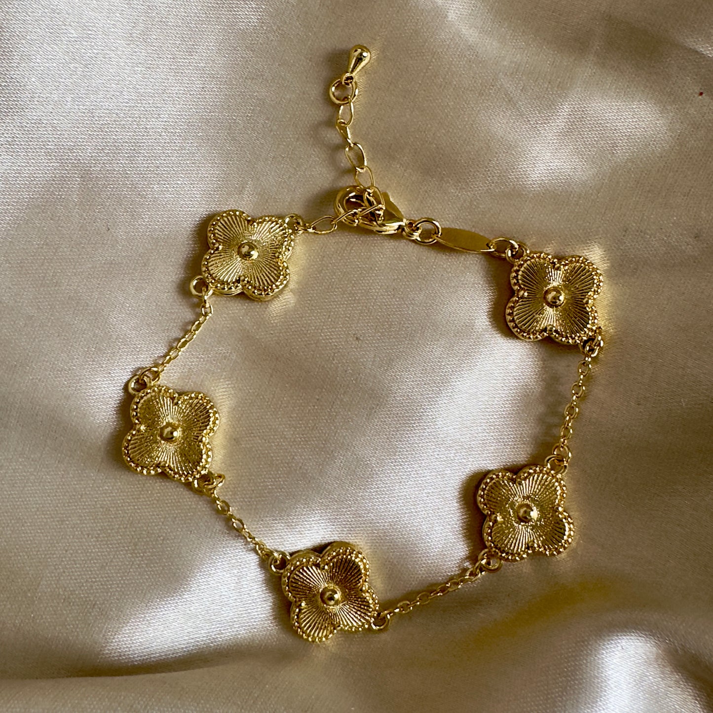 Pulsera trébol dorado