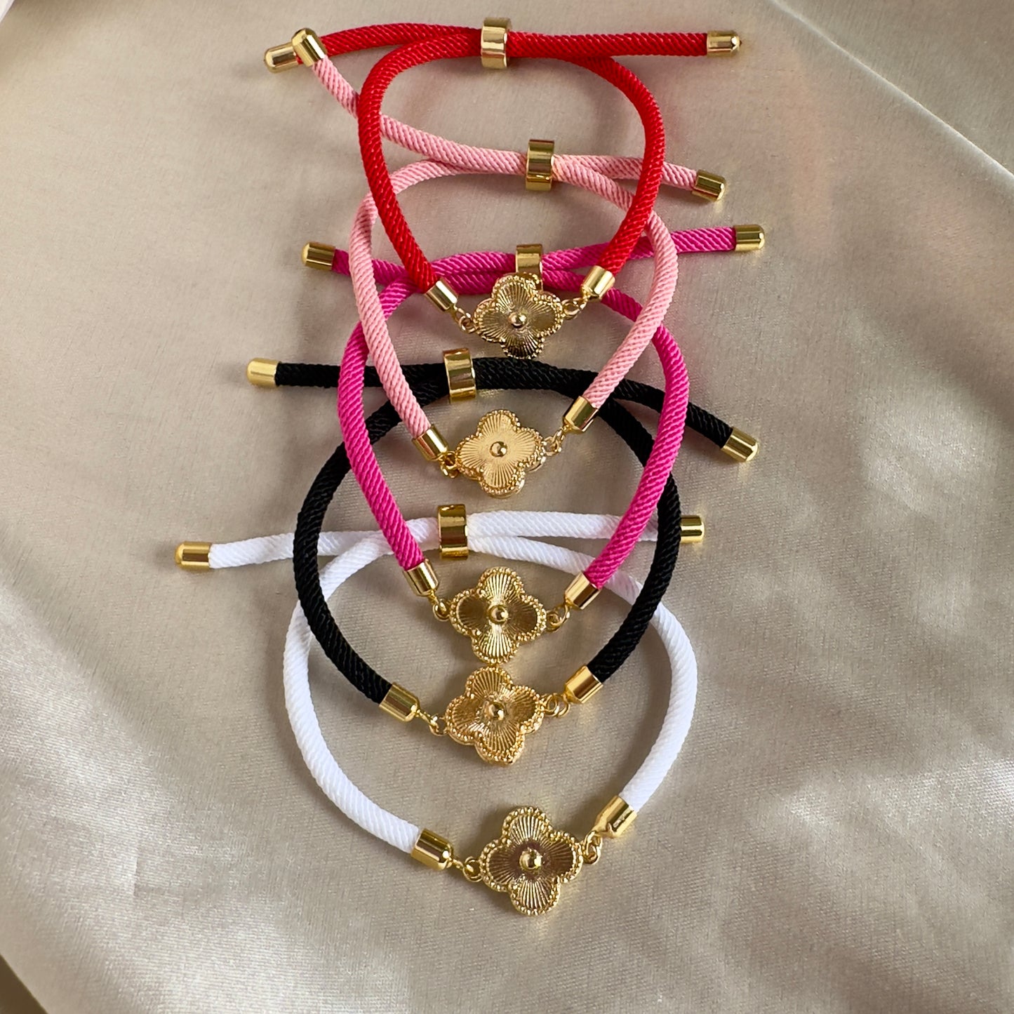 Pulsera cordón trébol dorado