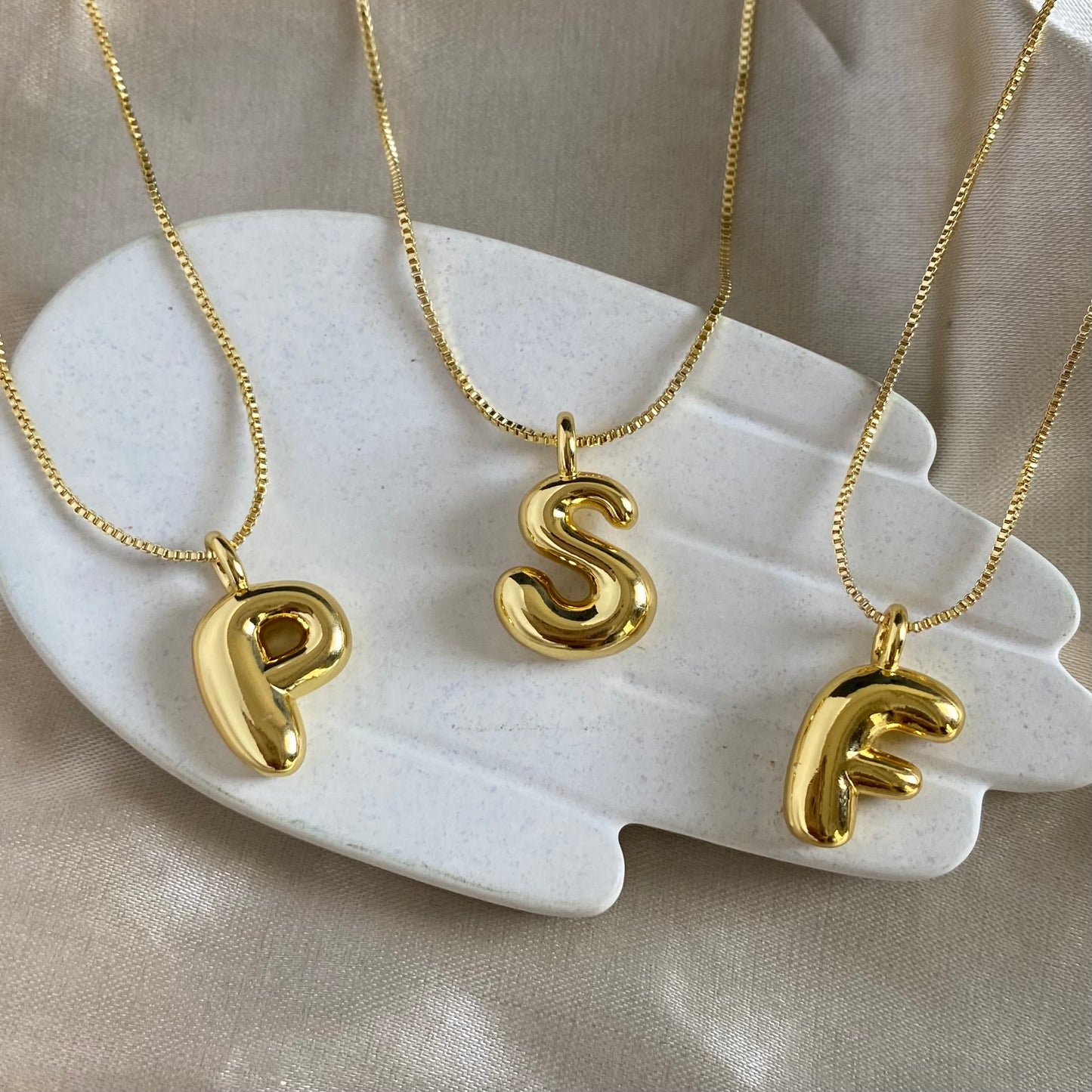 Cadena letra englobada