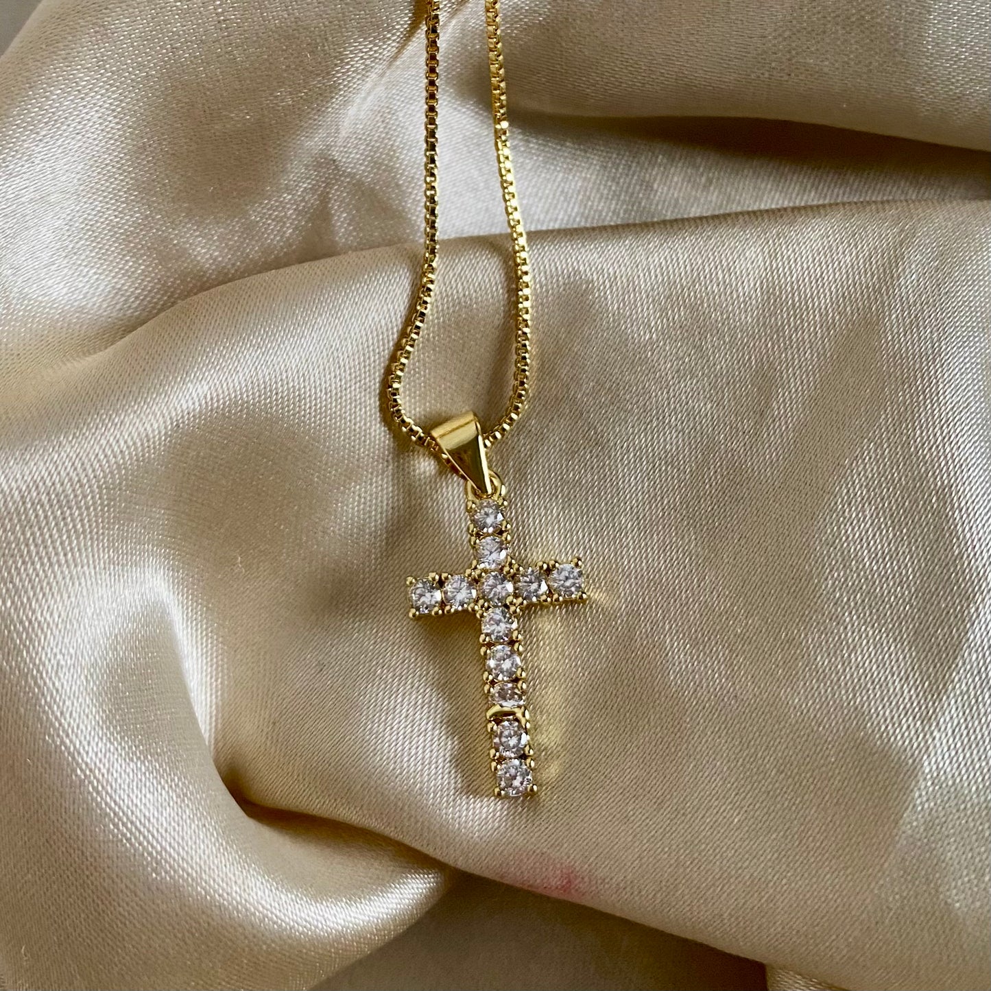 Cadena cruz circones cuadrados