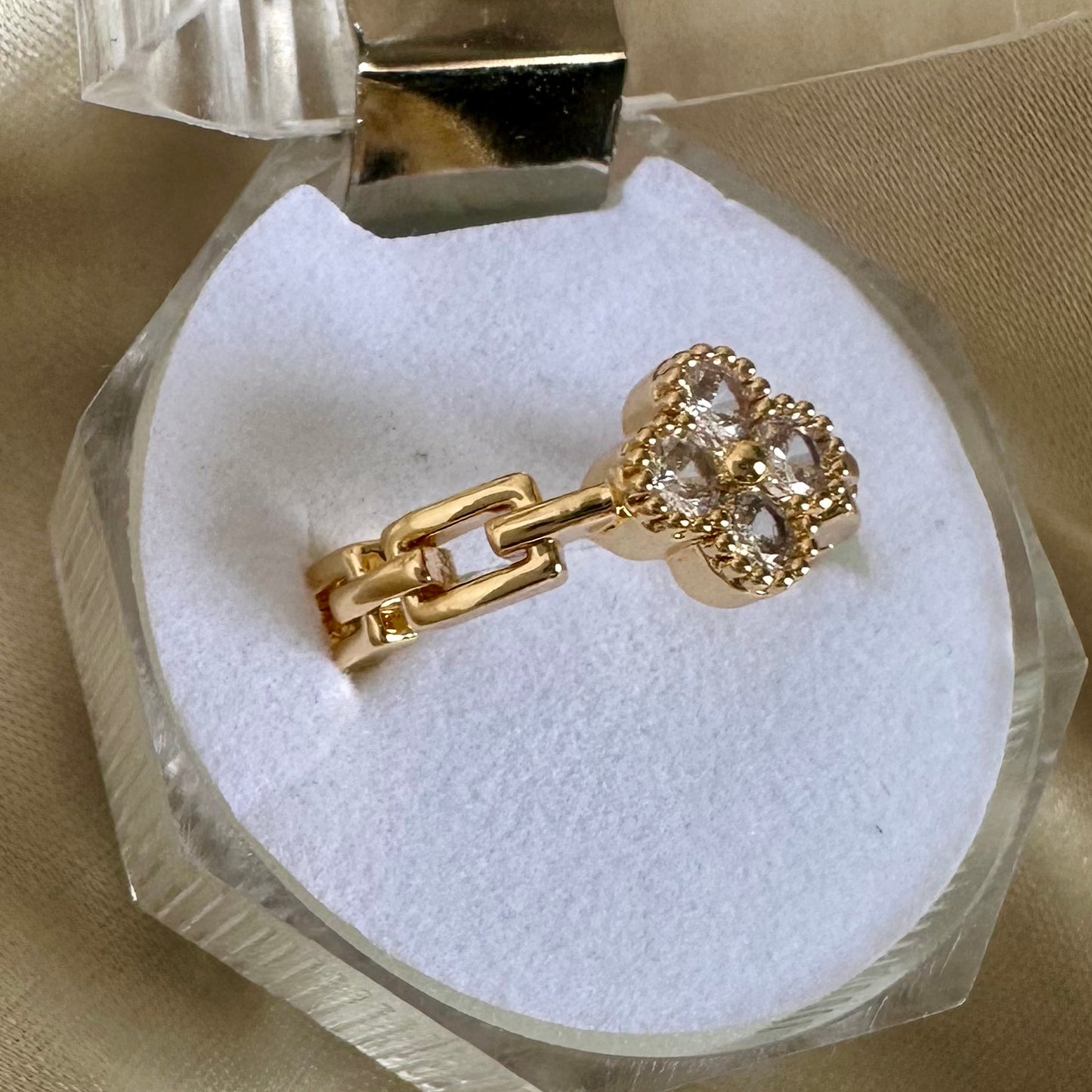 Anillo trébol circones
