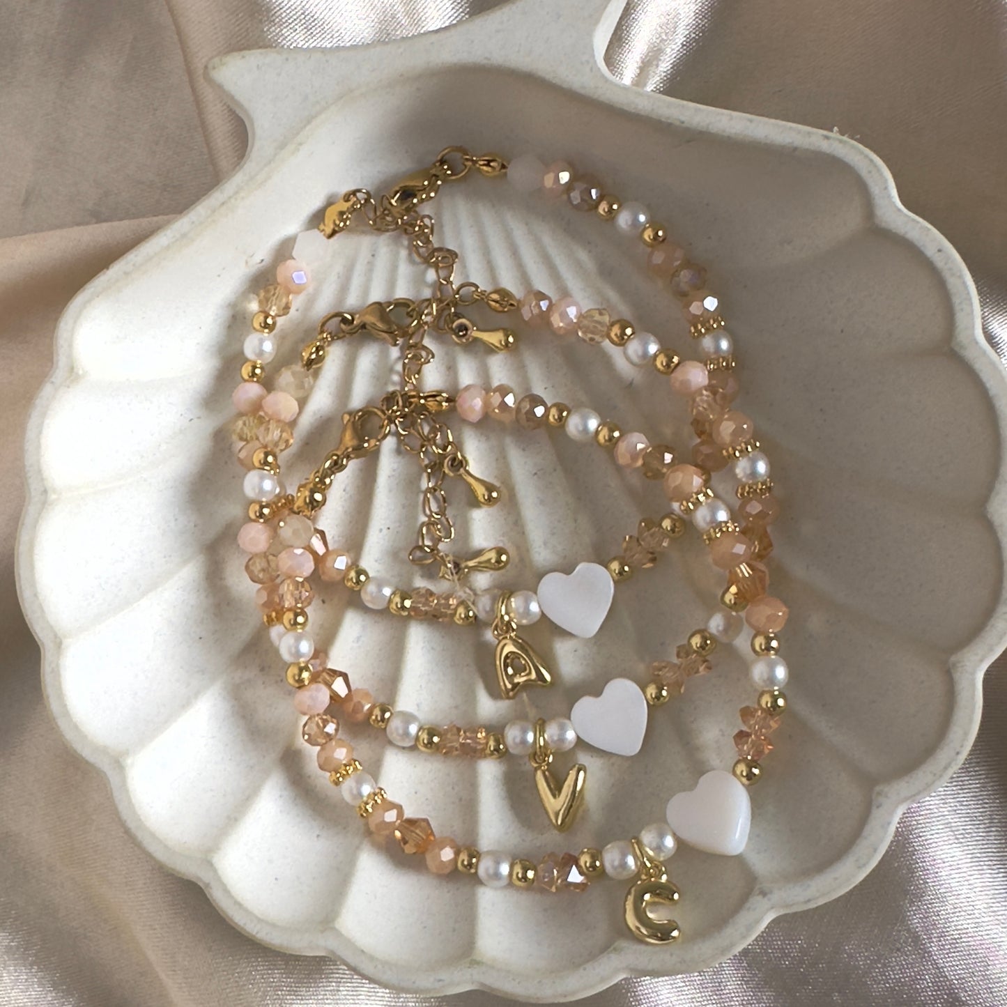 Pulsera inicial corazón nácar