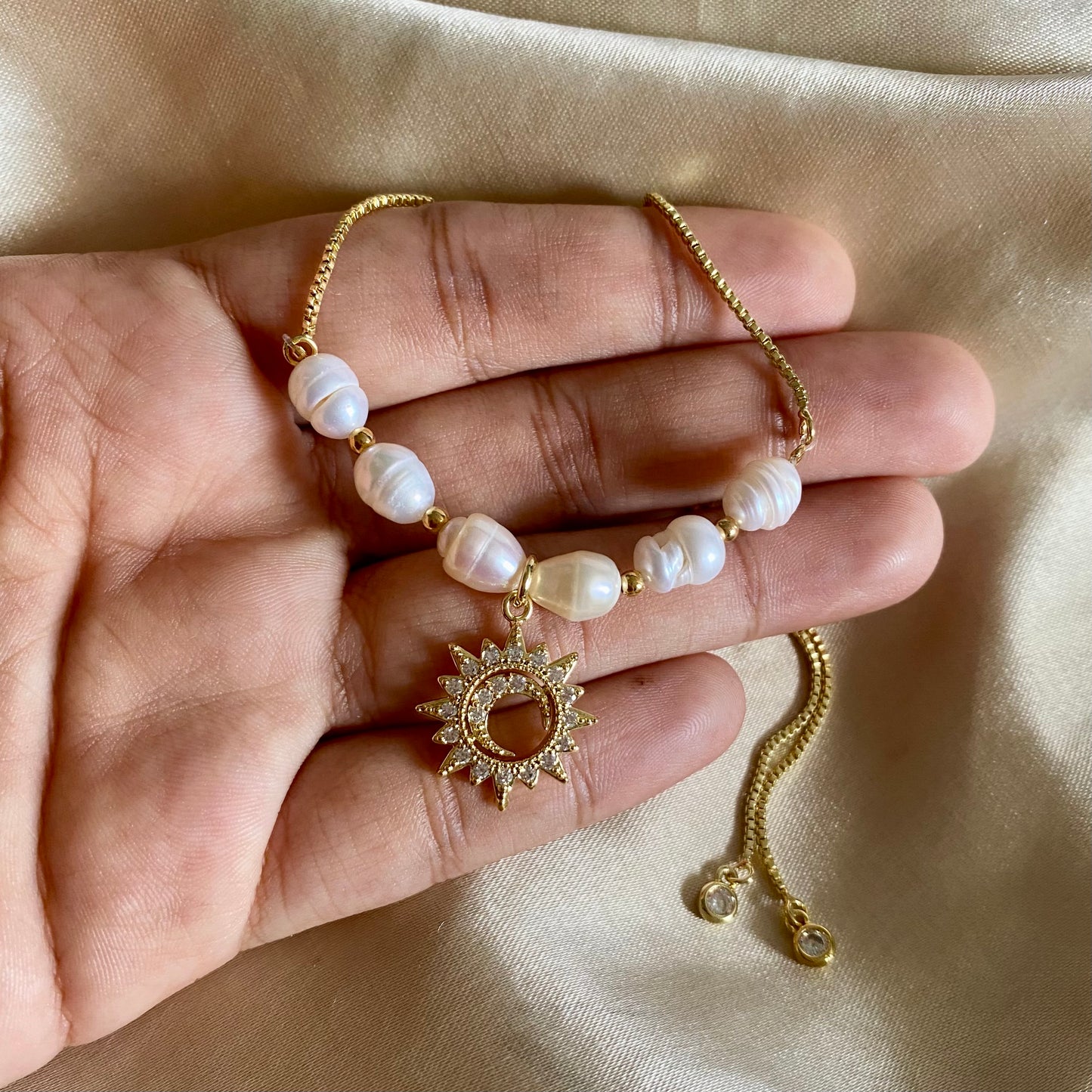 Pulsera perla natural sol y luna