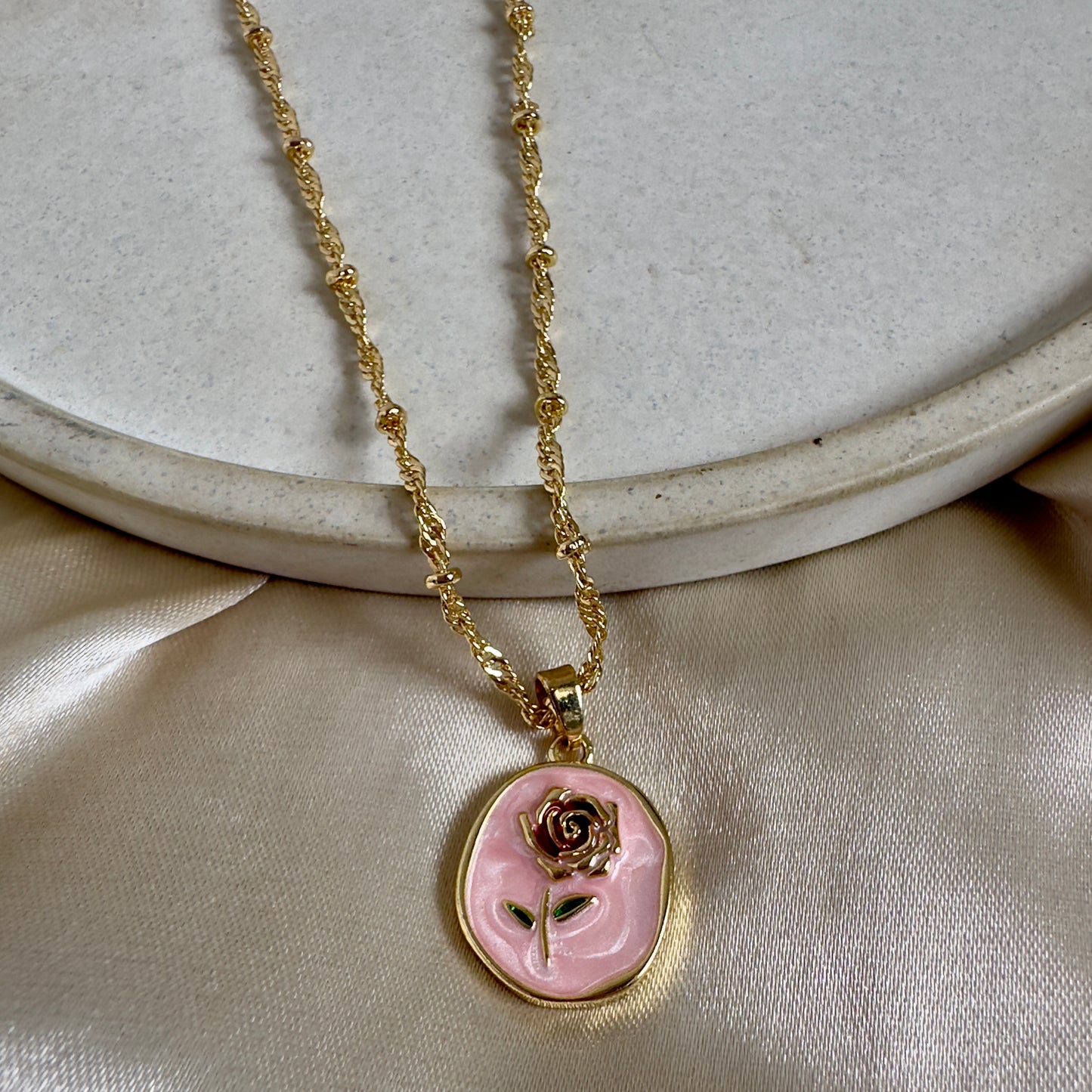 Cadena rosa encapsulada