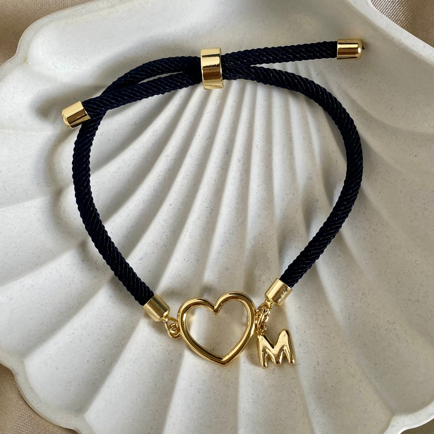 Pulsera corazón letra color negro