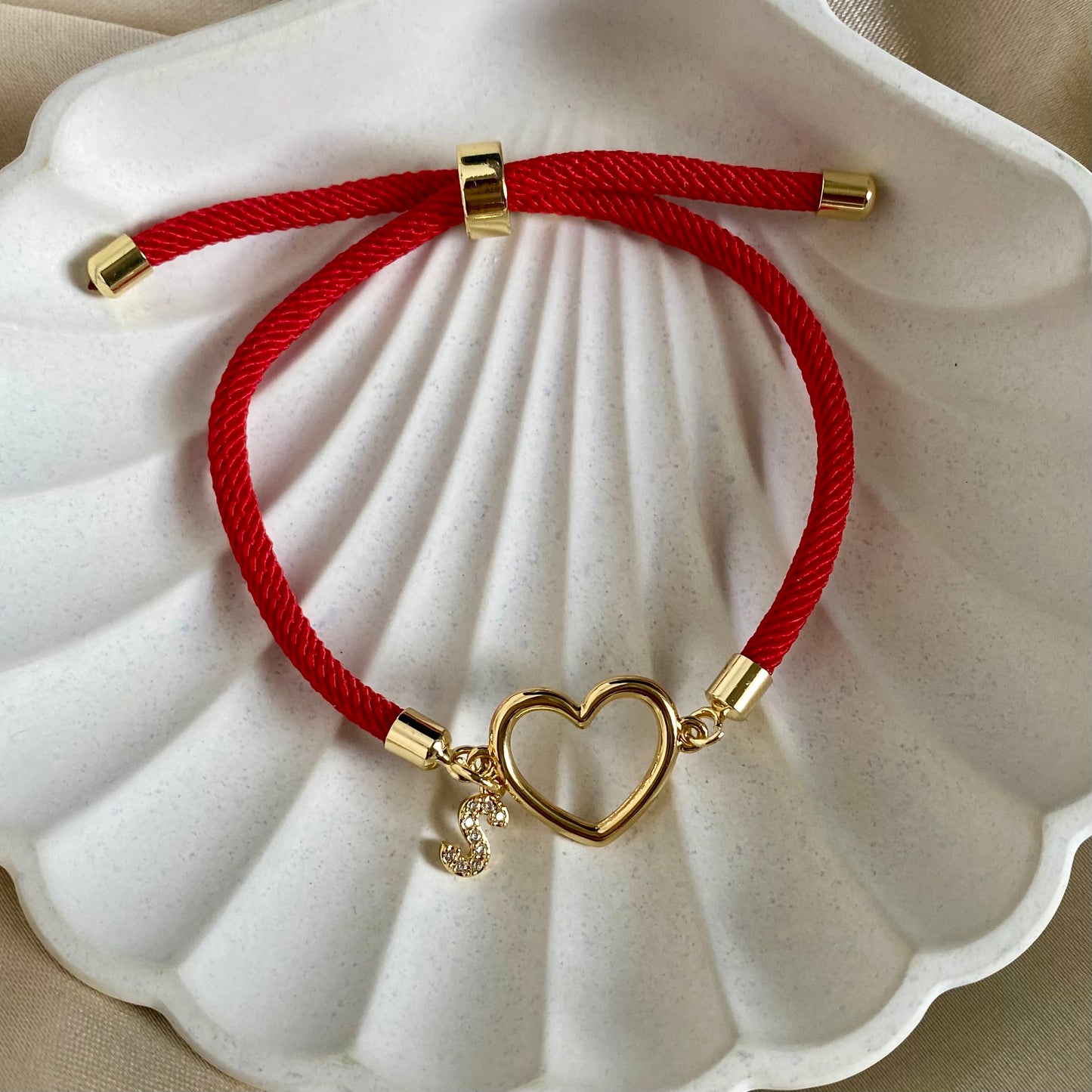 Pulsera roja corazon inicial