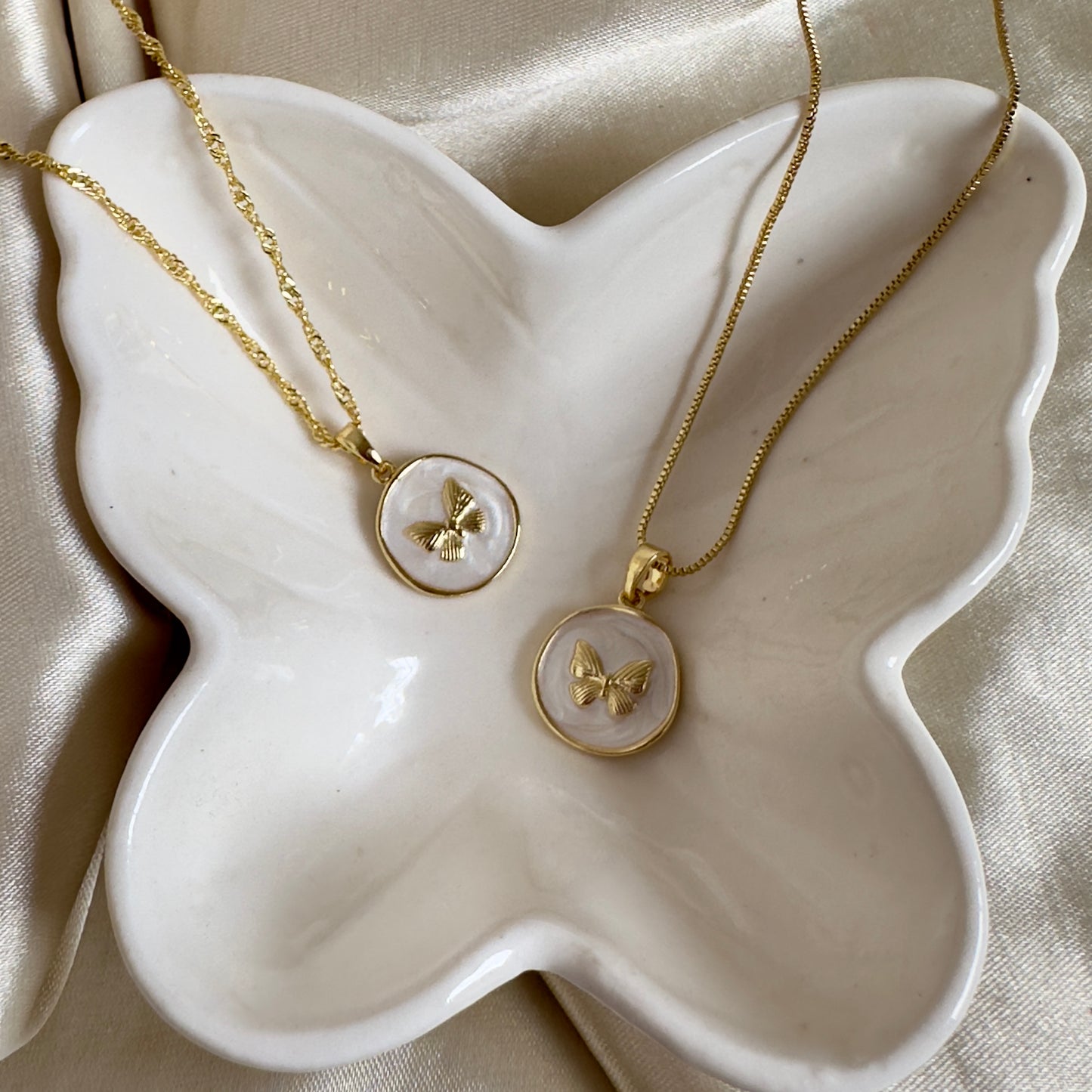 Cadena mariposa fondo nacarado