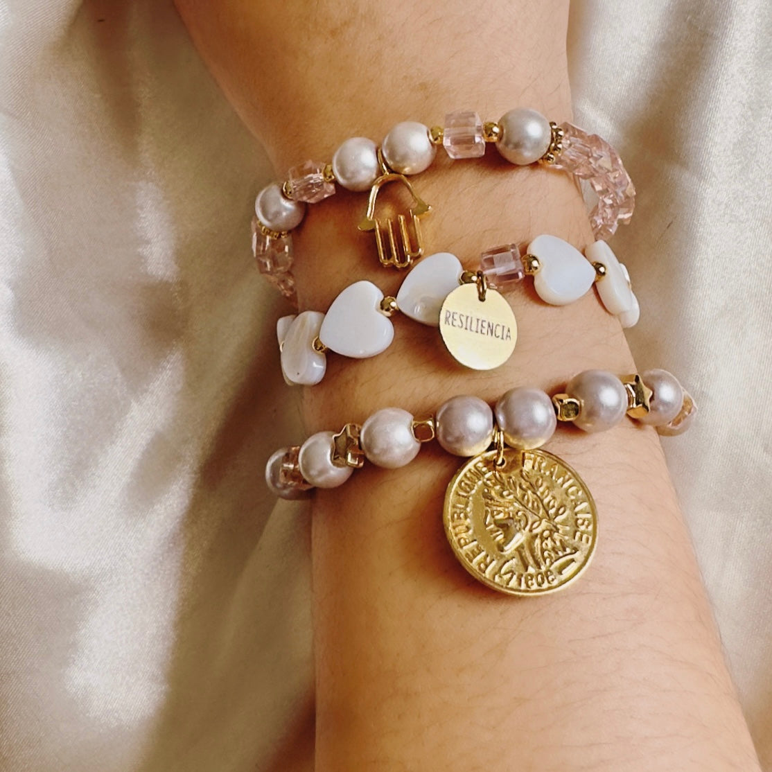Pulseras en piedras con dije