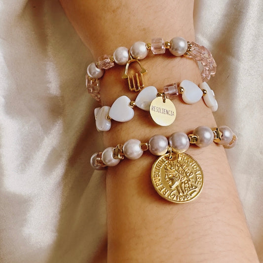 Pulseras en piedras con dije