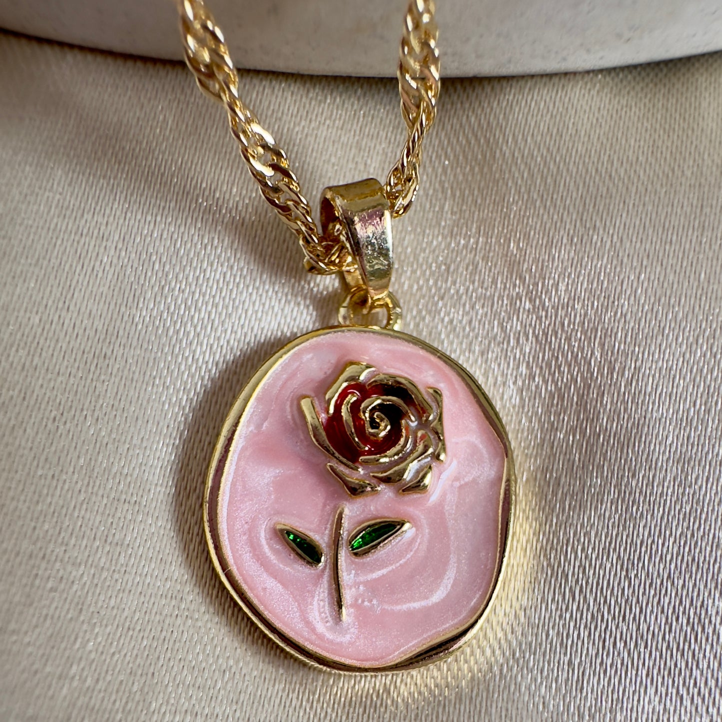 Cadena rosa encapsulada