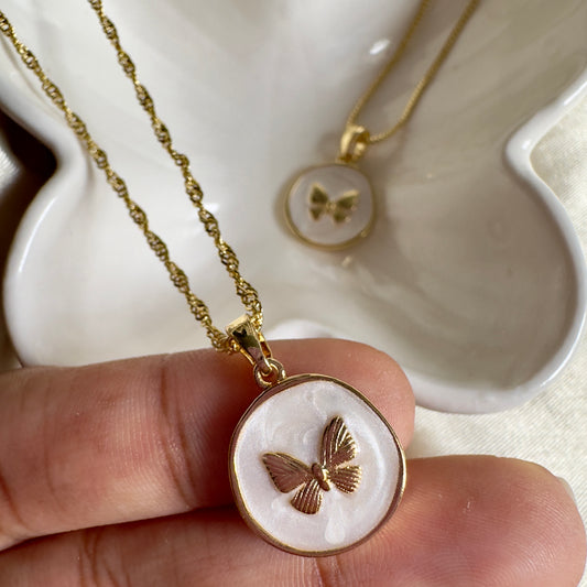 Cadena mariposa fondo nacarado