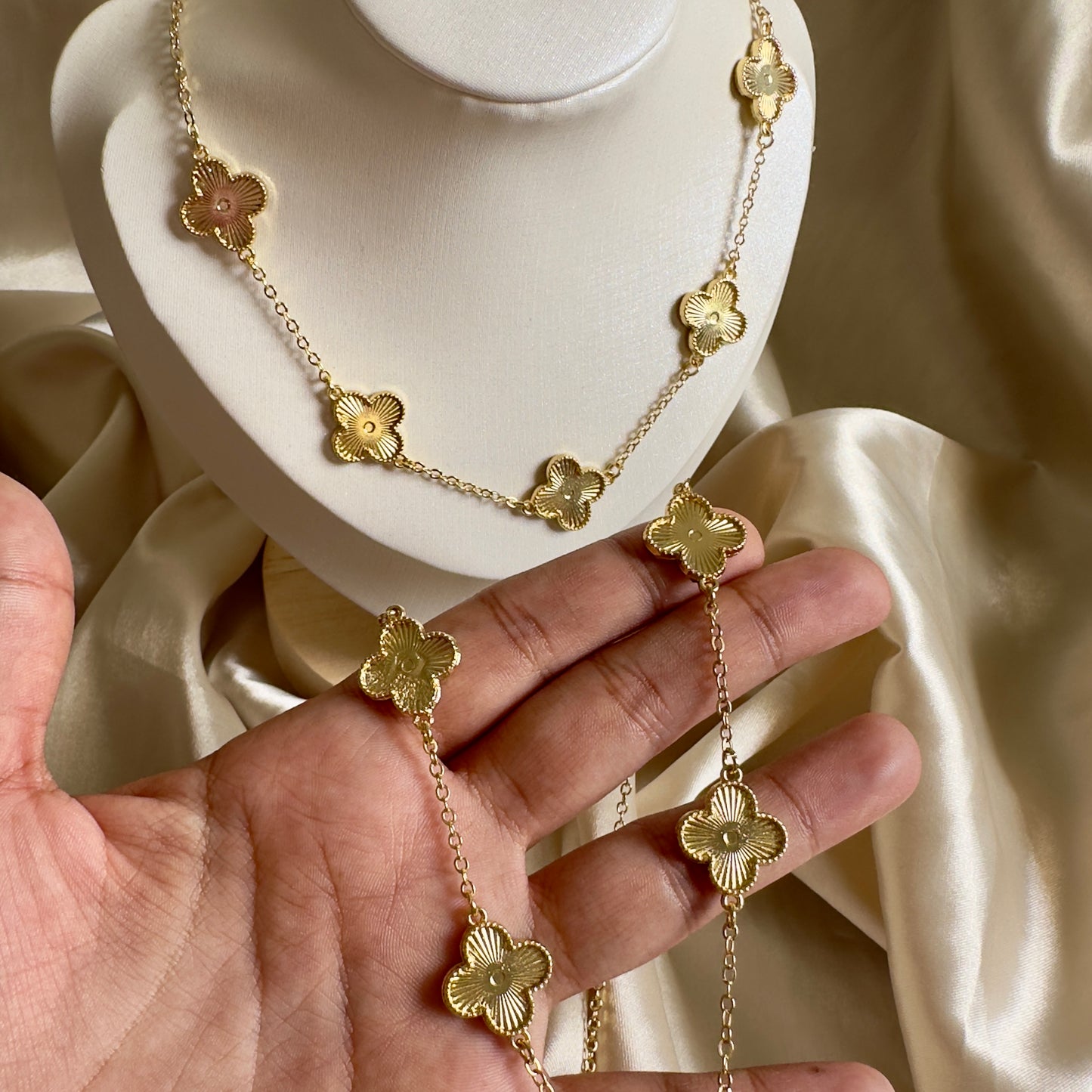 Collar trébol dorado V2