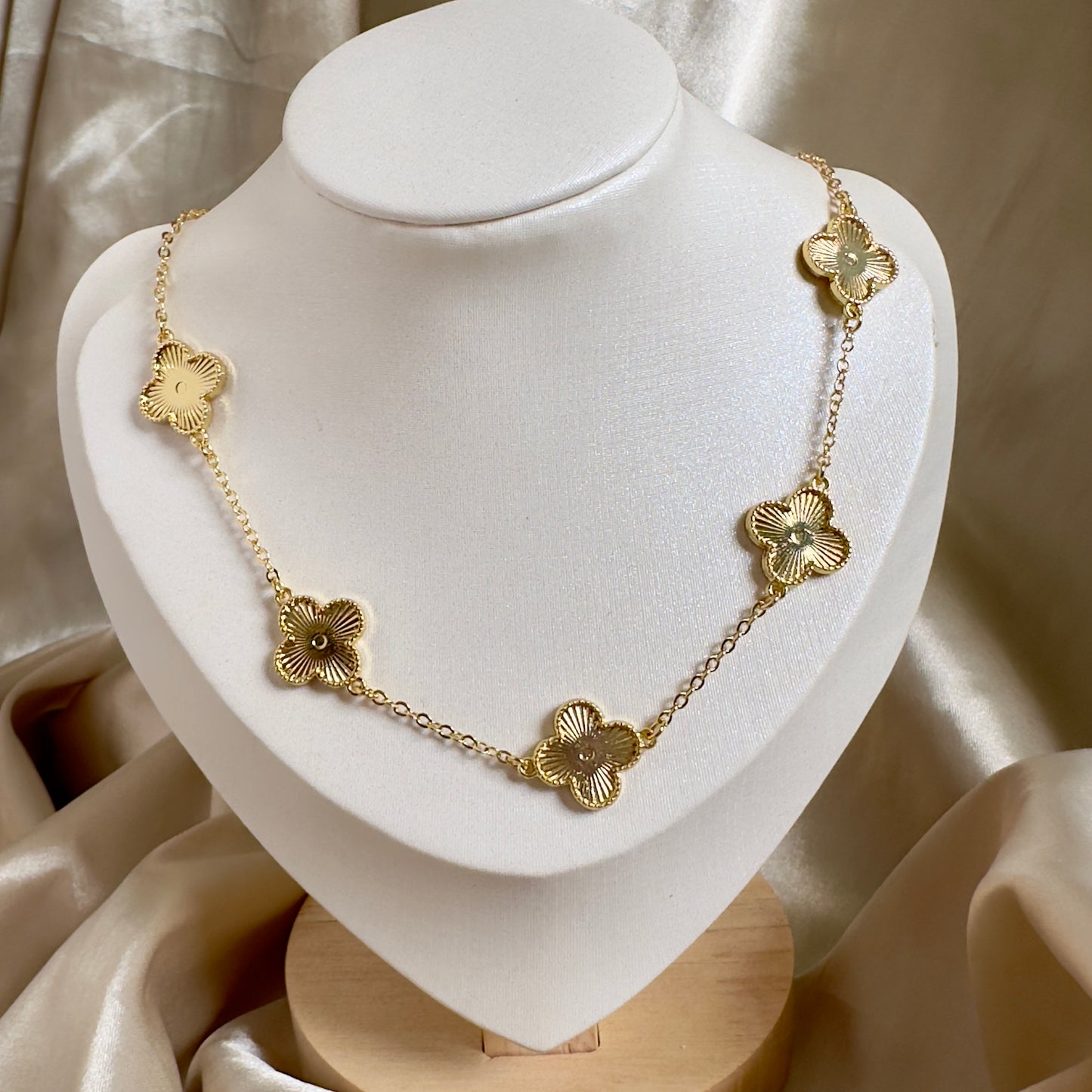 Collar trébol dorado V2