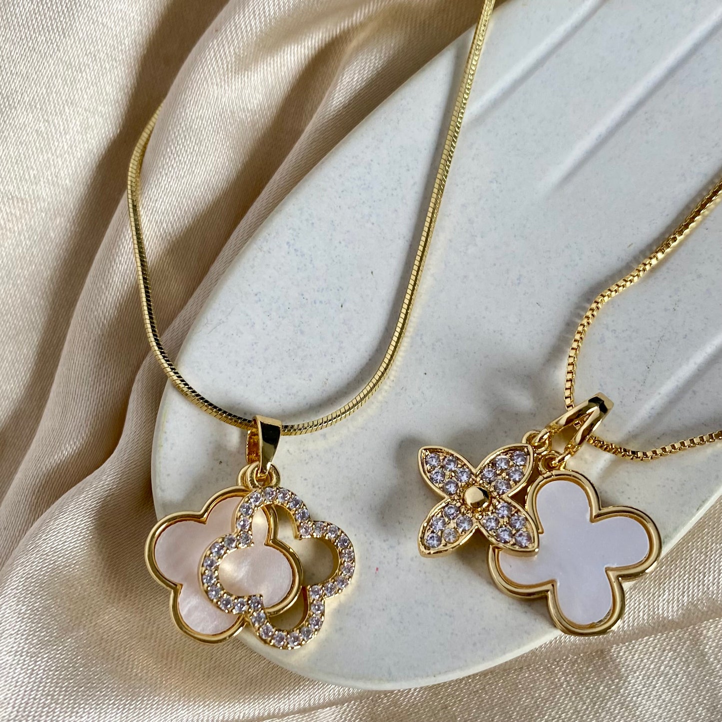 Doble dije clover blanco
