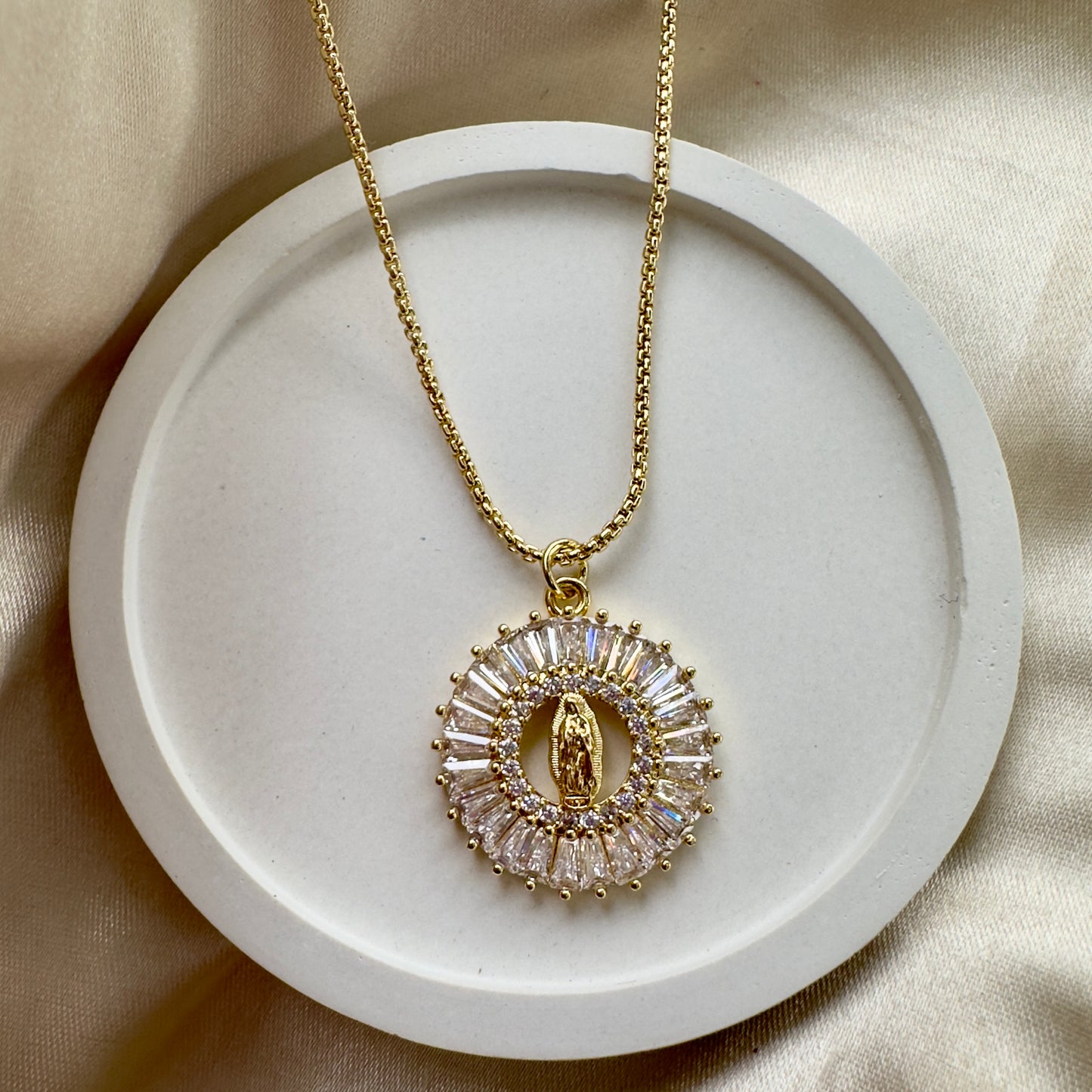 Cadena medalla virgen cristales