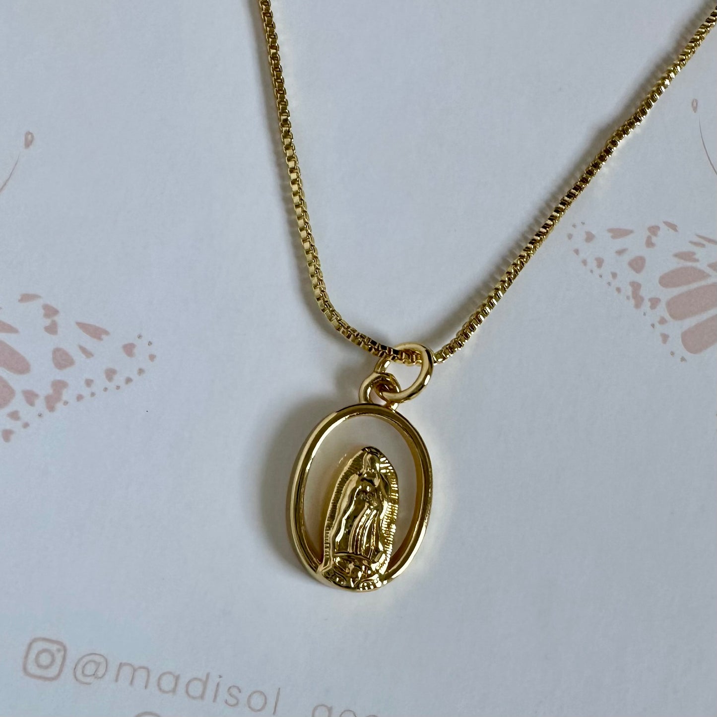Cadena virgen fondo nácar