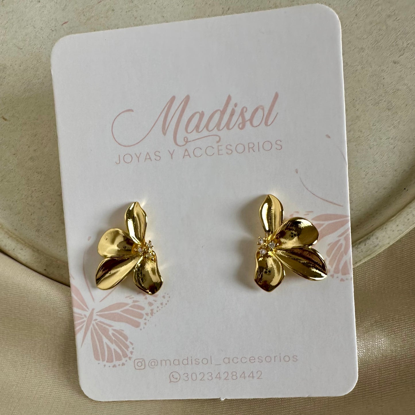 Aretes media flor