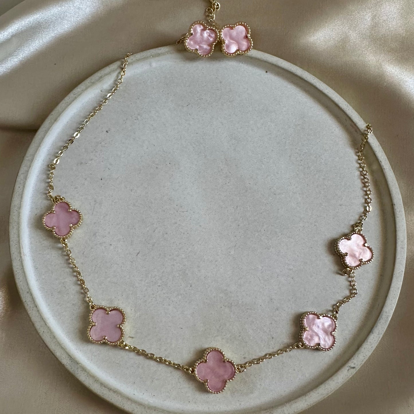 Collar trébol con topos