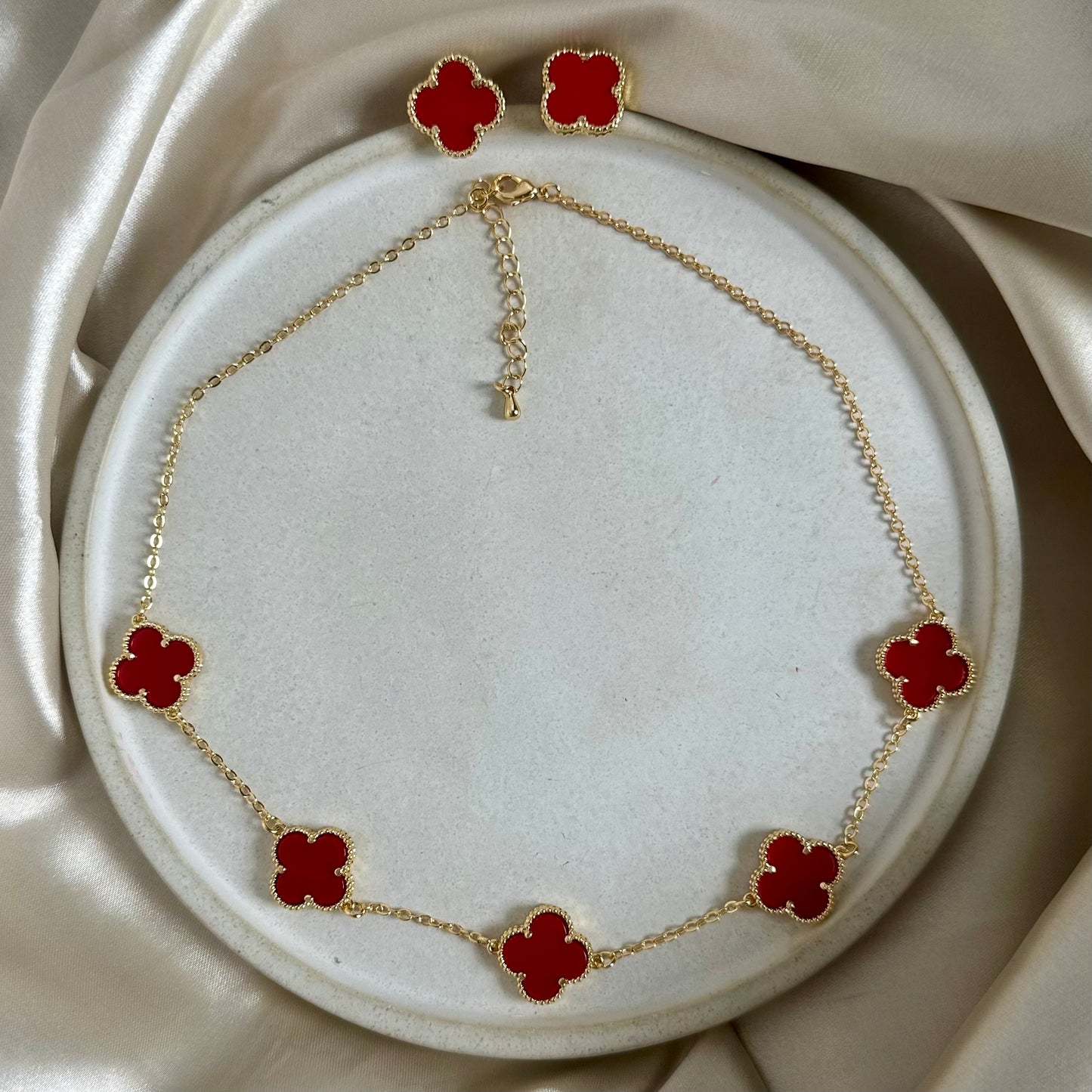Collar trébol con topos