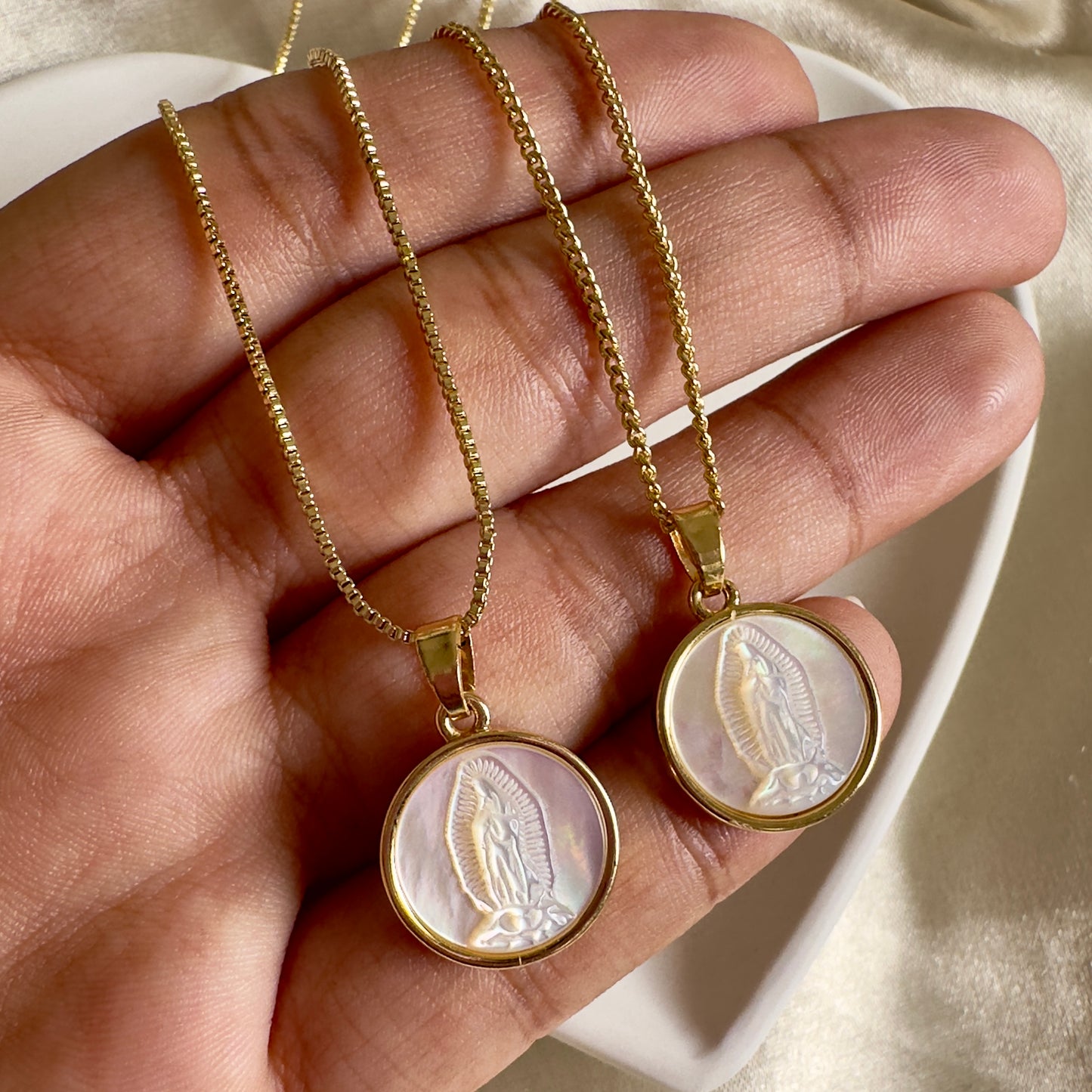 Cadena virgen en nácar