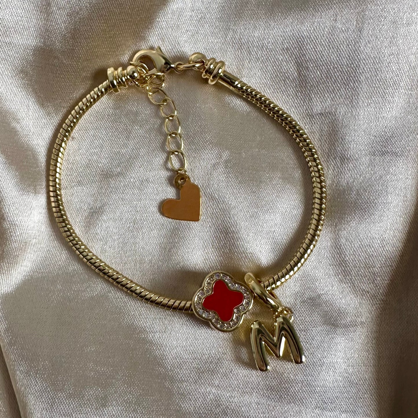 Brazalete trébol rojo personalizado