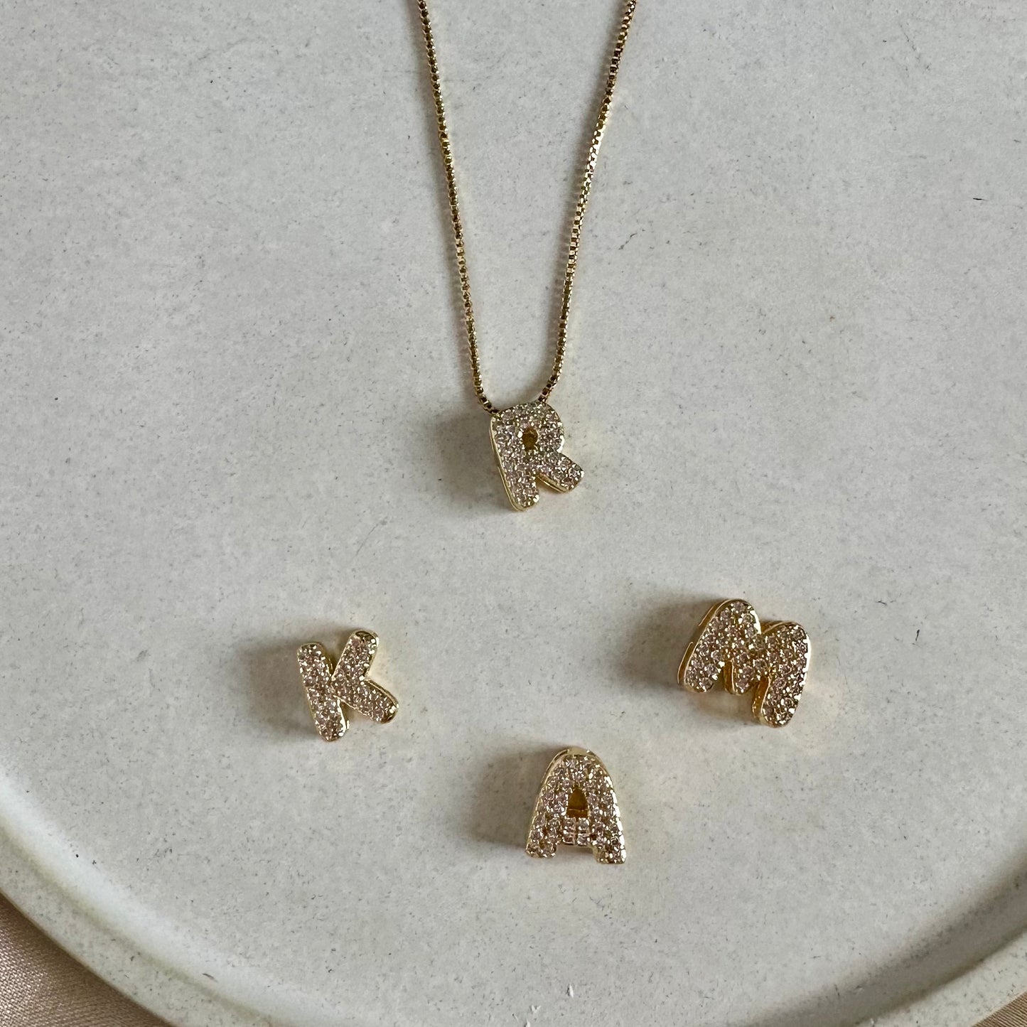 Cadena letra mediana circones