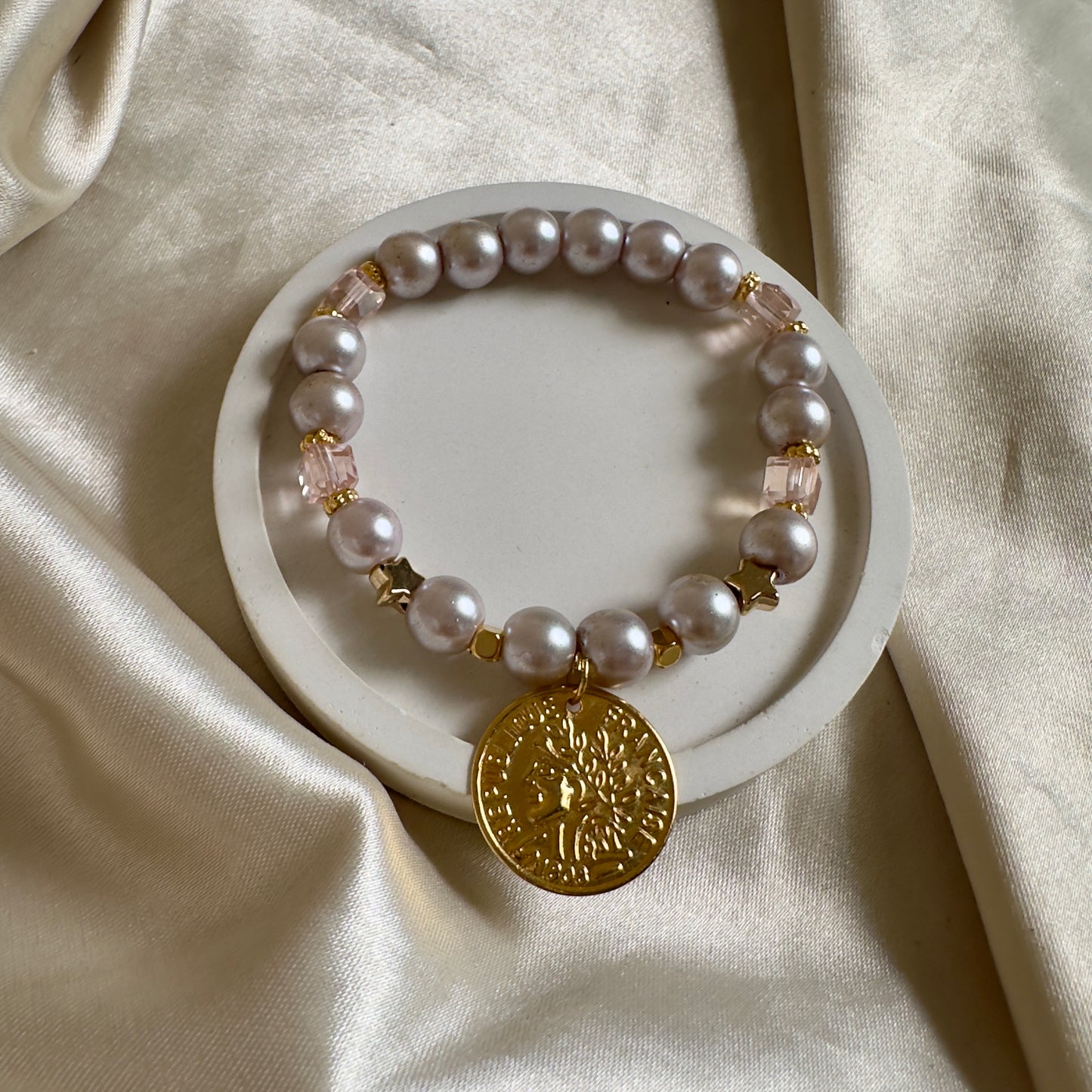 Pulseras en piedras con dije