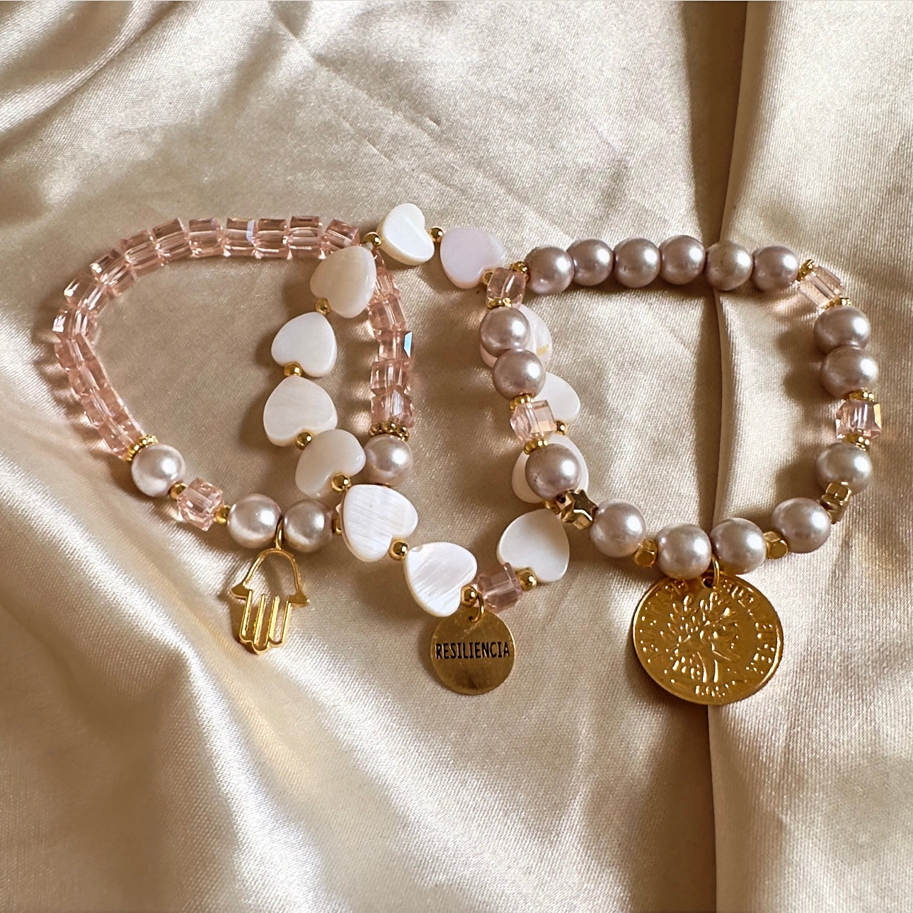Pulseras en piedras con dije