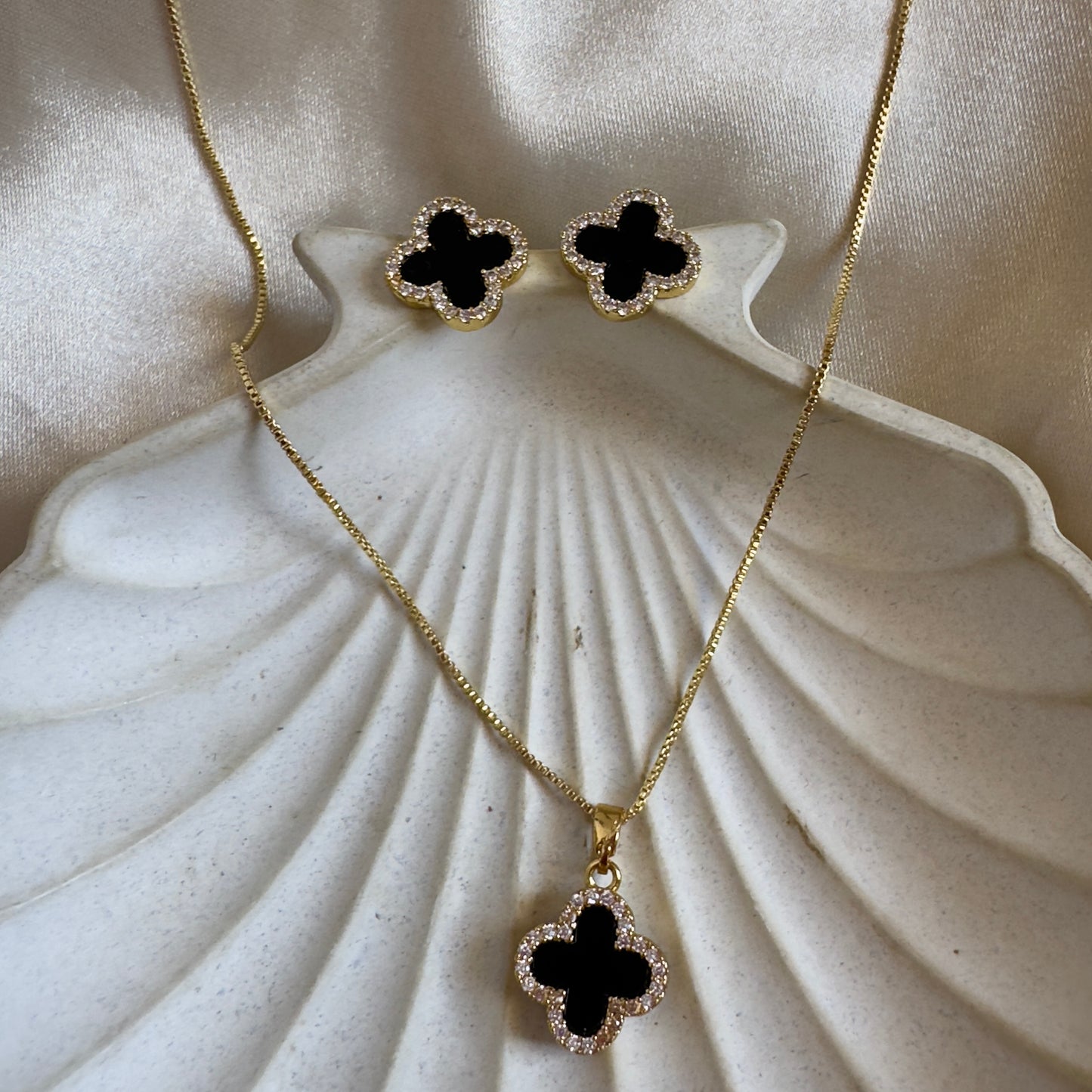 Set trébol circones blanco y negro