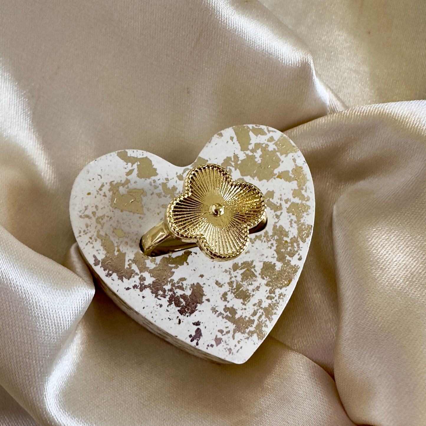 Anillo trébol dorado