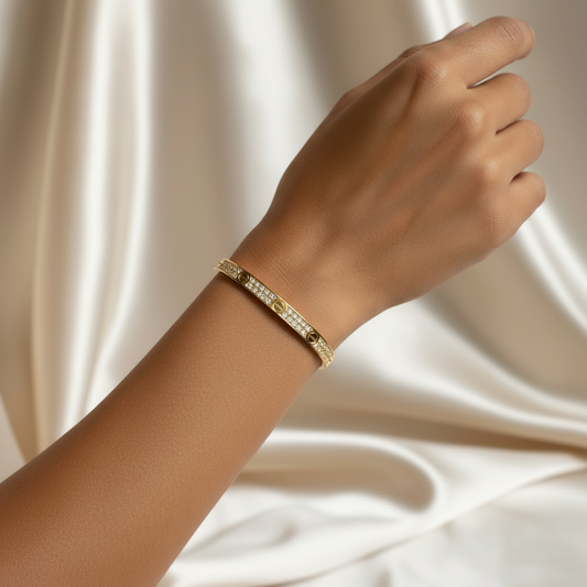 Pulsera dorada delgada en modelo