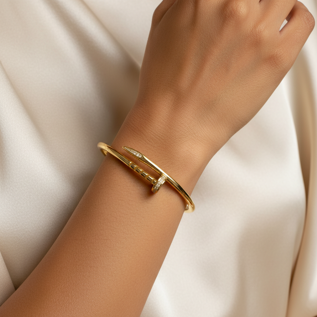 Pulsera dorada en mano de modelo