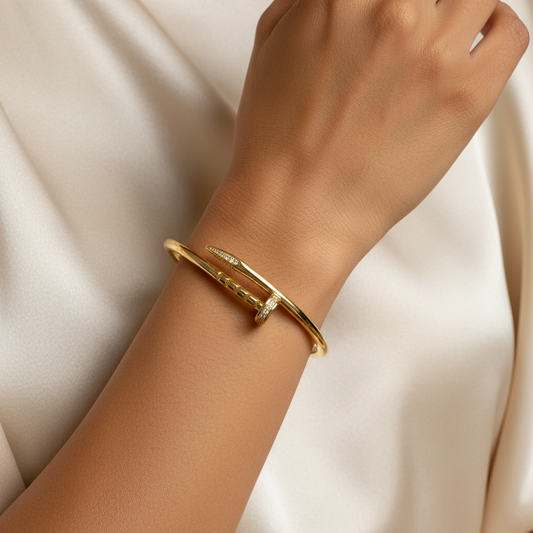 Pulsera dorada en mano de modelo