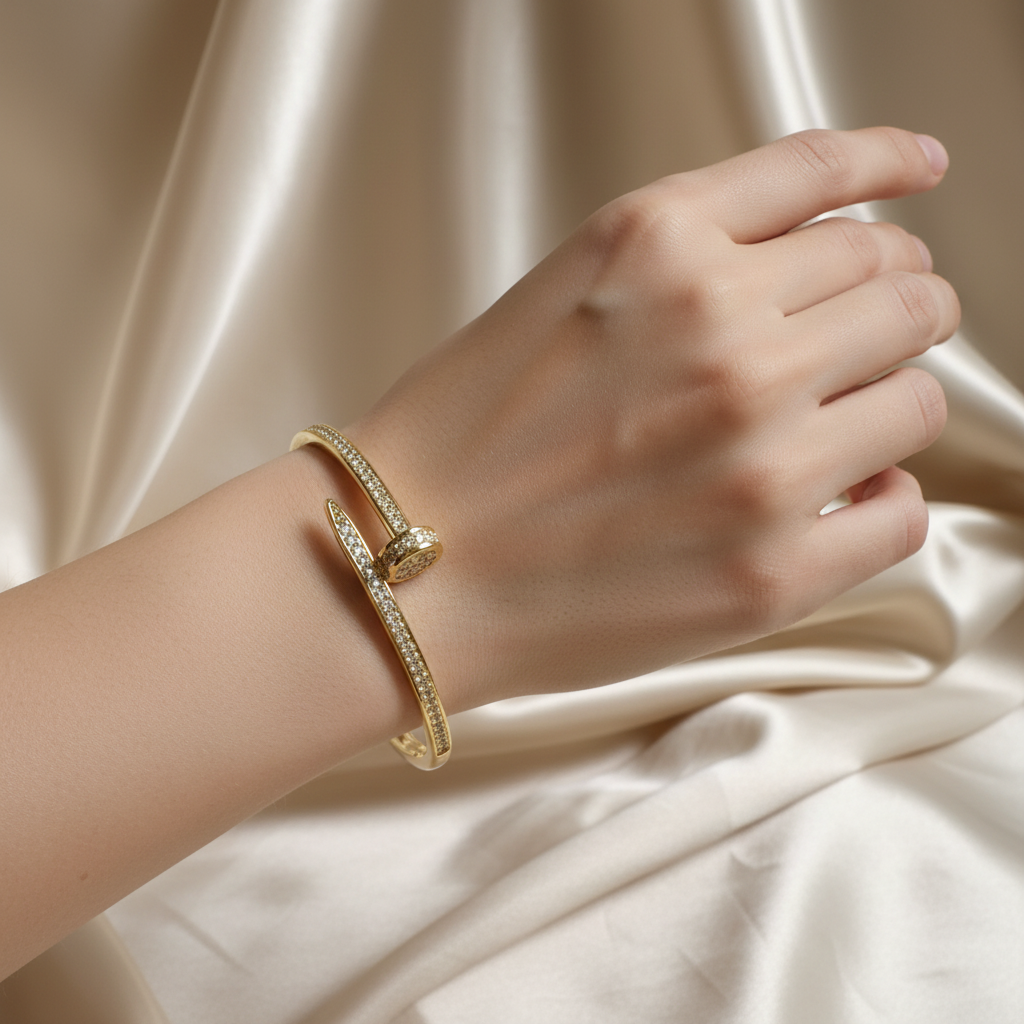 Pulsera dorada en modelo de piel clara